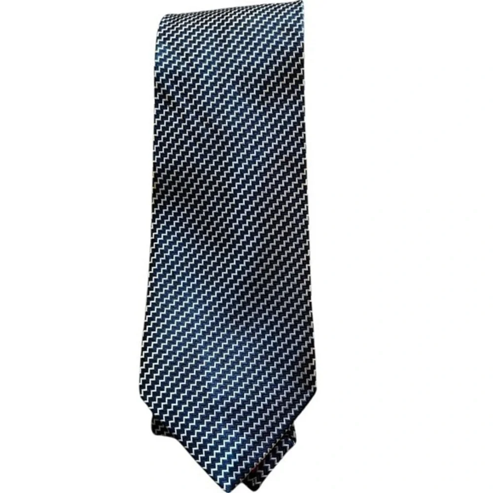Oscar de la Renta navy blue & silver small zigzag pattern silk tie 3.5” wide